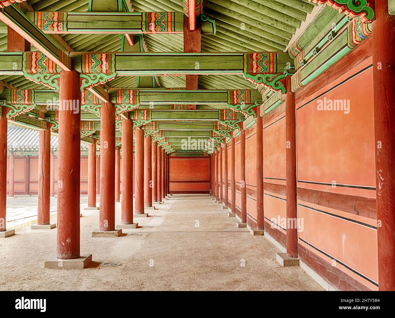 La tradizionale architettura coreana del palazzo reale di Changdeokgung si illumina di colore arancione e verde. Foto Stock