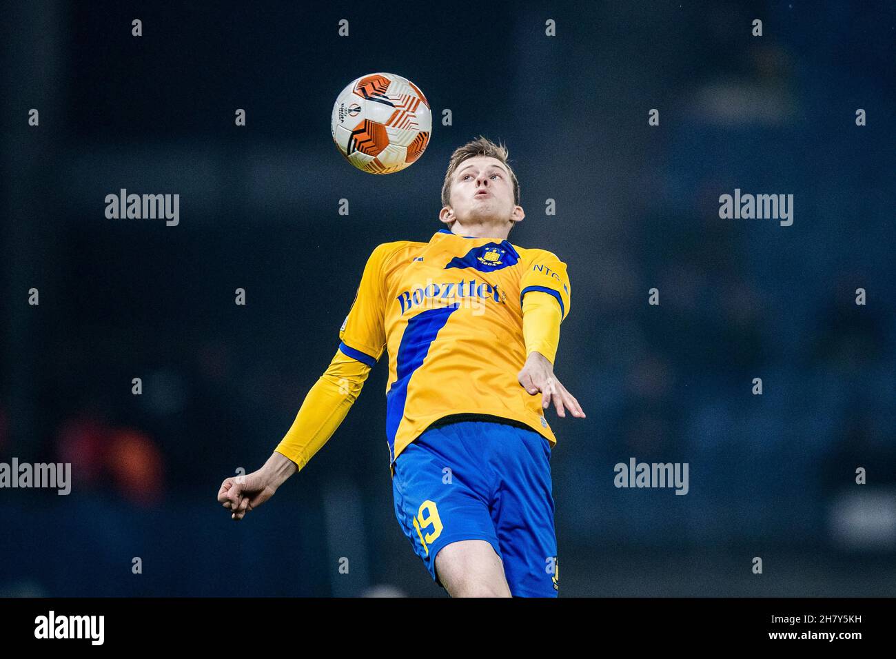 Broendby, Danimarca. 25 Nov 2021. Morten Frendrup (19) di Broendby SE visto durante la partita della UEFA Europa League tra Broendby IF e Lione allo stadio Broendby di Broendby a Broendby. (Photo Credit: Gonzales Photo/Alamy Live News Foto Stock