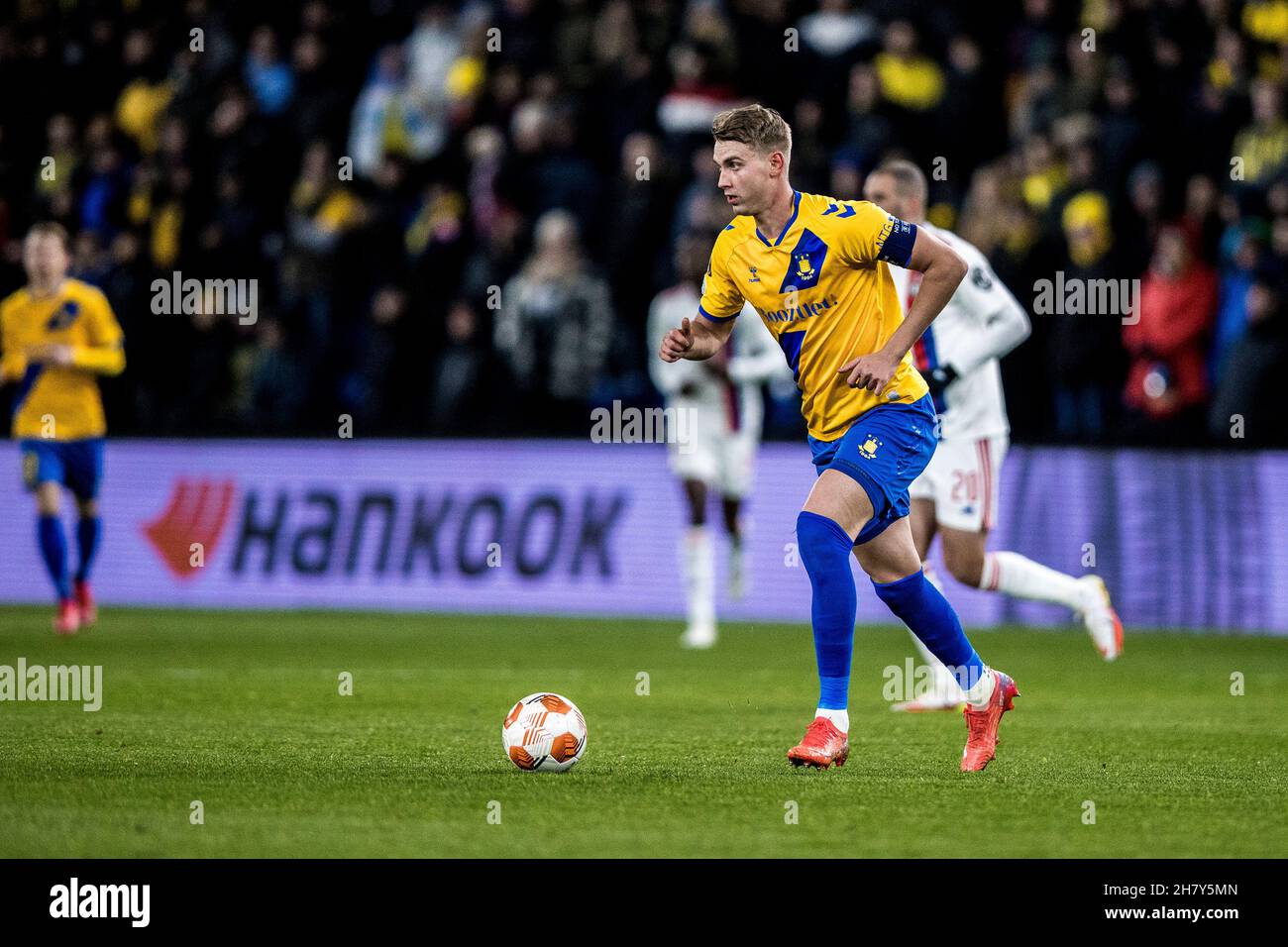 Broendby, Danimarca. 25 Nov 2021. Andreas Maxso (5) di Broendby SE visto durante la partita della UEFA Europa League tra Broendby IF e Lione al Broendby Stadion di Broendby a Broendby. (Photo Credit: Gonzales Photo/Alamy Live News Foto Stock