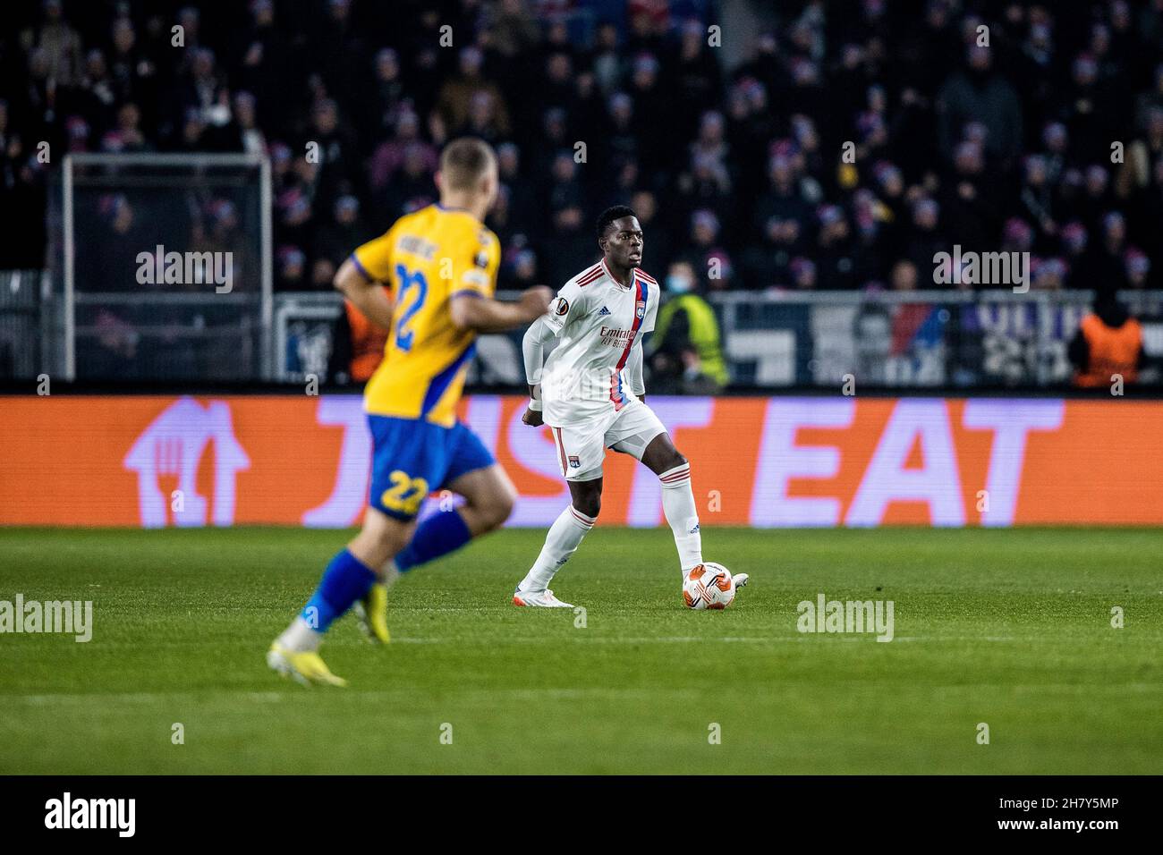 Broendby, Danimarca. 25 Nov 2021. Castello Lukeba (4) di Lione visto durante la partita della UEFA Europa League tra Broendby IF e Lione al Broendby Stadion di Broendby. (Photo Credit: Gonzales Photo/Alamy Live News Foto Stock