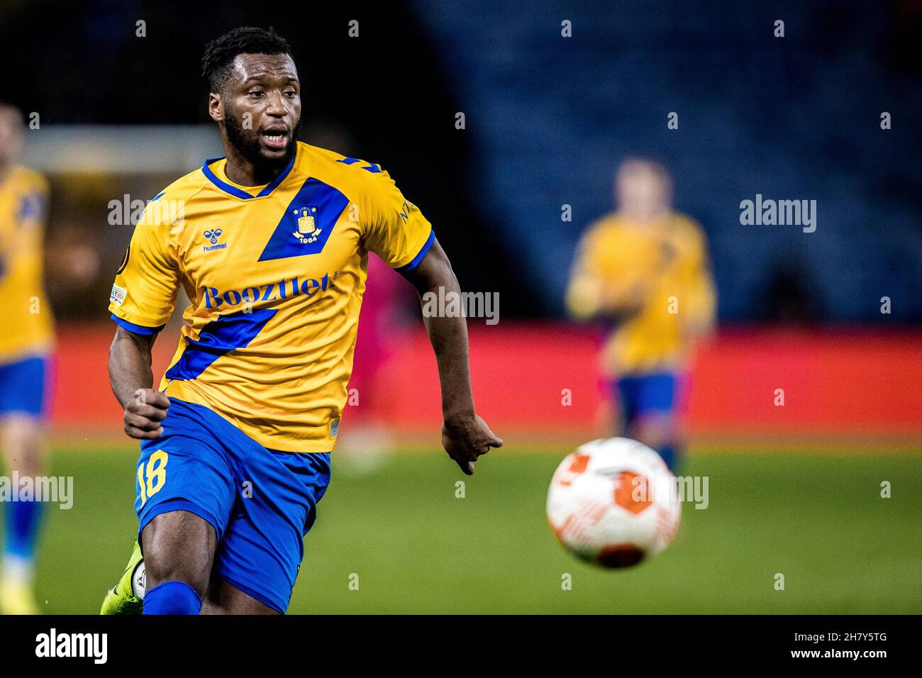 Broendby, Danimarca. 25 Nov 2021. Kevin Tshiembe (18) di Broendby SE visto durante la partita della UEFA Europa League tra Broendby IF e Lione allo stadio Broendby di Broendby a Broendby. (Photo Credit: Gonzales Photo/Alamy Live News Foto Stock