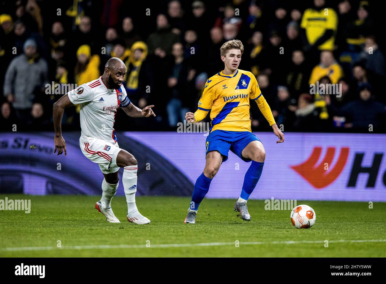 Broendby, Danimarca. 25 Nov 2021. Henrik Heggheim (3) di Broendby IF e Moussa Dembele (9) di Lione visto durante la partita della UEFA Europa League tra Broendby IF e Lione a Broendby Stadion a Broendby. (Photo Credit: Gonzales Photo/Alamy Live News Foto Stock