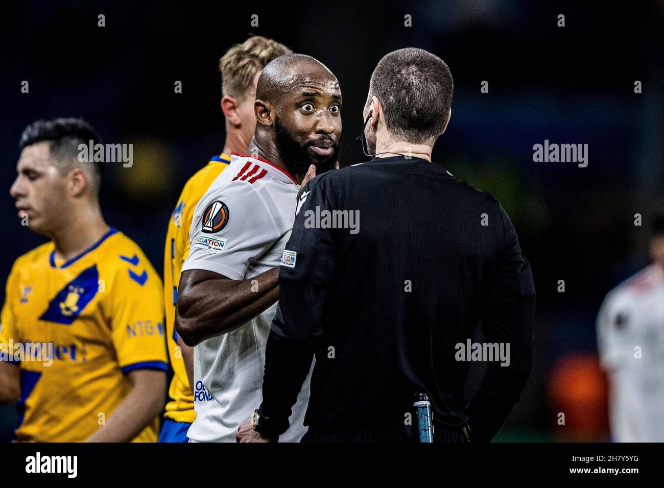 Broendby, Danimarca. 25 Nov 2021. L'arbitro Georgi Kabakov ha una parola con Moussa Dembele di Lione durante la partita della UEFA Europa League tra Broendby IF e Lione allo stadio Broendby di Broendby a Broendby. (Photo Credit: Gonzales Photo/Alamy Live News Foto Stock