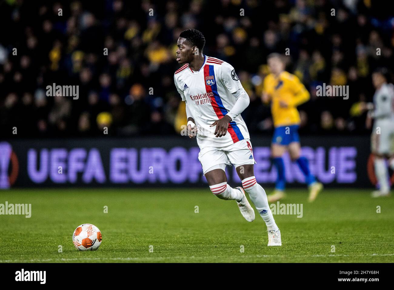 Broendby, Danimarca. 25 Nov 2021. Castello Lukeba (4) di Lione visto durante la partita della UEFA Europa League tra Broendby IF e Lione al Broendby Stadion di Broendby. (Photo Credit: Gonzales Photo/Alamy Live News Foto Stock