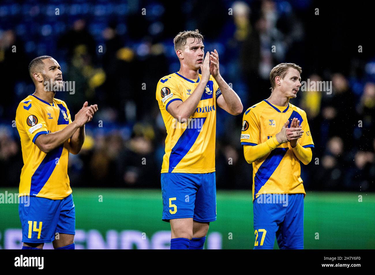 Broendby, Danimarca. 25 Nov 2021. Andreas Maxso (5) e Simon Hedlund (27) di Broendby IF stanno ringraziando i tifosi dopo la partita della UEFA Europa League tra Broendby IF e Lione al Broendby Stadion di Broendby. (Photo Credit: Gonzales Photo/Alamy Live News Foto Stock