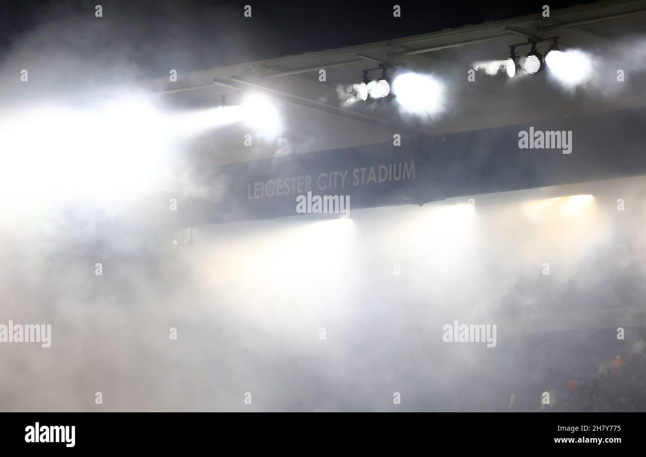 Leicester, Inghilterra, 25 novembre 2021. Lo stadio si riempie di fumo dopo che i tifosi di Legia Warsaw hanno illuminato le razzi durante la partita della UEFA Europa League al King Power Stadium di Leicester. Il credito dovrebbe essere: Darren Staples / Sportimage Foto Stock