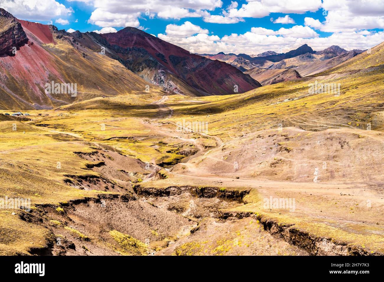 Sali a Vinicunca Rainbow Mountain in Perù Foto Stock