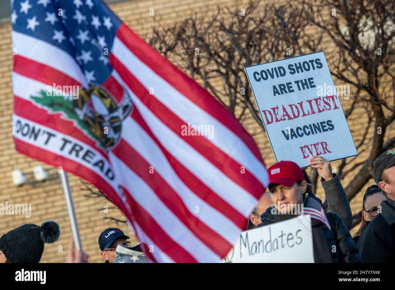 St. Paul, Minnesota. Novembre 20, 2021. La libertà medica si è radunata al di fuori dei media di notizie KSTP-TV per dire loro di coprire le loro proteste e segnalare il t Foto Stock