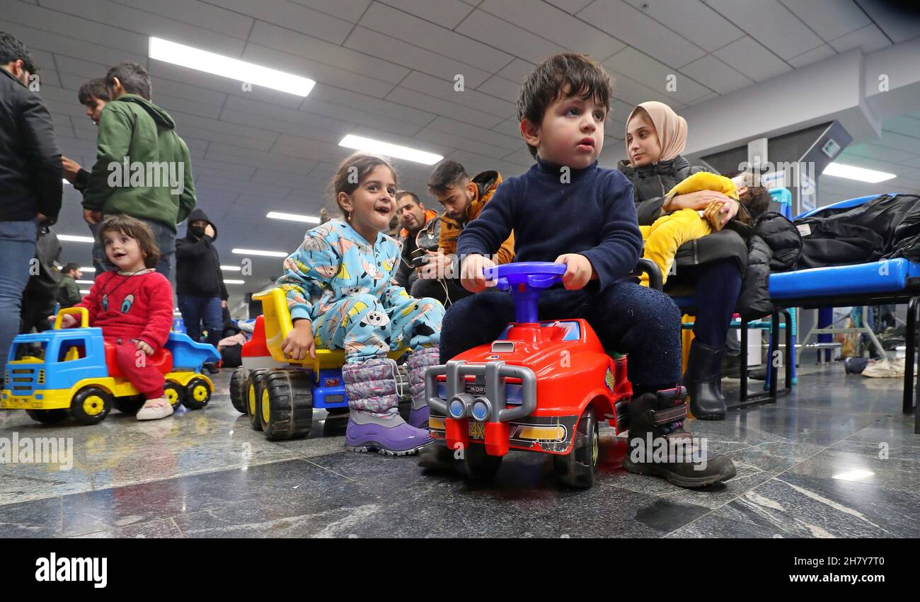 Minsk, Bielorussia. 25 Nov 2021. I migranti iracheni bloccati attendono di tornare in Iraq all'aeroporto internazionale di Minsk, in Bielorussia, il 25 novembre 2021. Il Ministero degli Esteri iracheno ha detto giovedì che ha evacuato 617 migranti bloccati in Bielorussia, la maggior parte dei quali sono donne, bambini e anziani. Migliaia di migranti si sono riuniti sul lato bielorusso del confine con la Polonia, nel tentativo di entrare in Polonia e poi in Germania per chiedere asilo nei paesi europei. Credit: Henadz Zhinkov/Xinhua/Alamy Live News Foto Stock
