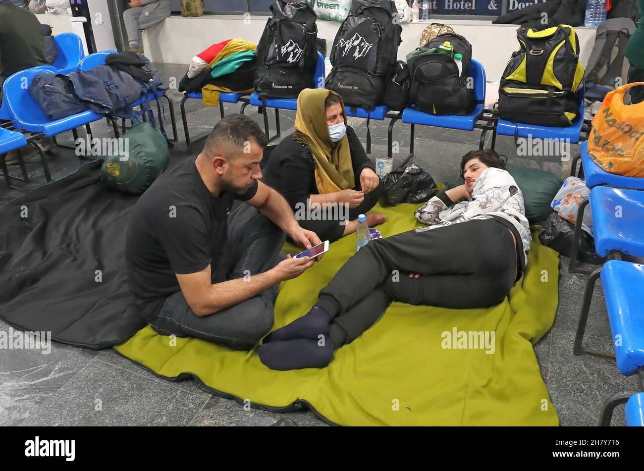 Minsk, Bielorussia. 25 Nov 2021. I migranti iracheni bloccati attendono di tornare in Iraq all'aeroporto internazionale di Minsk, in Bielorussia, il 25 novembre 2021. Il Ministero degli Esteri iracheno ha detto giovedì che ha evacuato 617 migranti bloccati in Bielorussia, la maggior parte dei quali sono donne, bambini e anziani. Migliaia di migranti si sono riuniti sul lato bielorusso del confine con la Polonia, nel tentativo di entrare in Polonia e poi in Germania per chiedere asilo nei paesi europei. Credit: Henadz Zhinkov/Xinhua/Alamy Live News Foto Stock