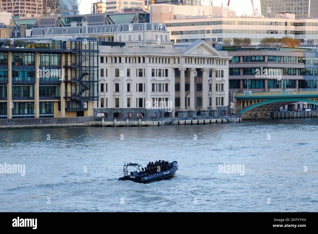 Londra, Regno Unito. Una nave di polizia pattuglia il Tamigi mentre il livello di minaccia terroristica del Regno Unito è aumentato da sostanziale a severo dopo l'esplosione del taxi di Liverpool. Foto Stock