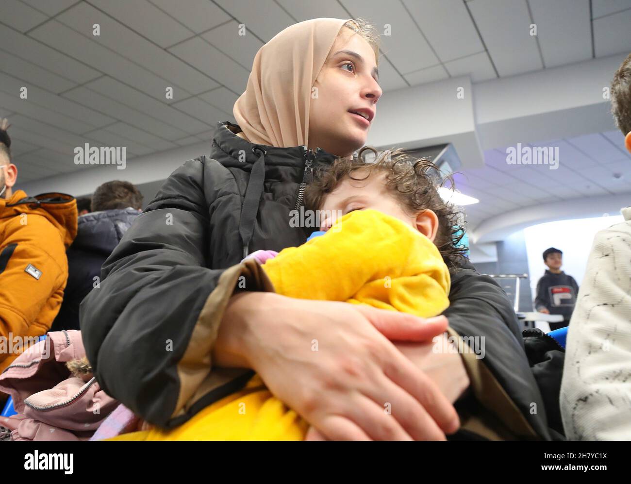 Minsk, Bielorussia. 25 Nov 2021. I migranti iracheni bloccati attendono di tornare in Iraq all'aeroporto internazionale di Minsk, in Bielorussia, il 25 novembre 2021. Il Ministero degli Esteri iracheno ha detto giovedì che ha evacuato 617 migranti bloccati in Bielorussia, la maggior parte dei quali sono donne, bambini e anziani. Migliaia di migranti si sono riuniti sul lato bielorusso del confine con la Polonia, nel tentativo di entrare in Polonia e poi in Germania per chiedere asilo nei paesi europei. Credit: Henadz Zhinkov/Xinhua/Alamy Live News Foto Stock