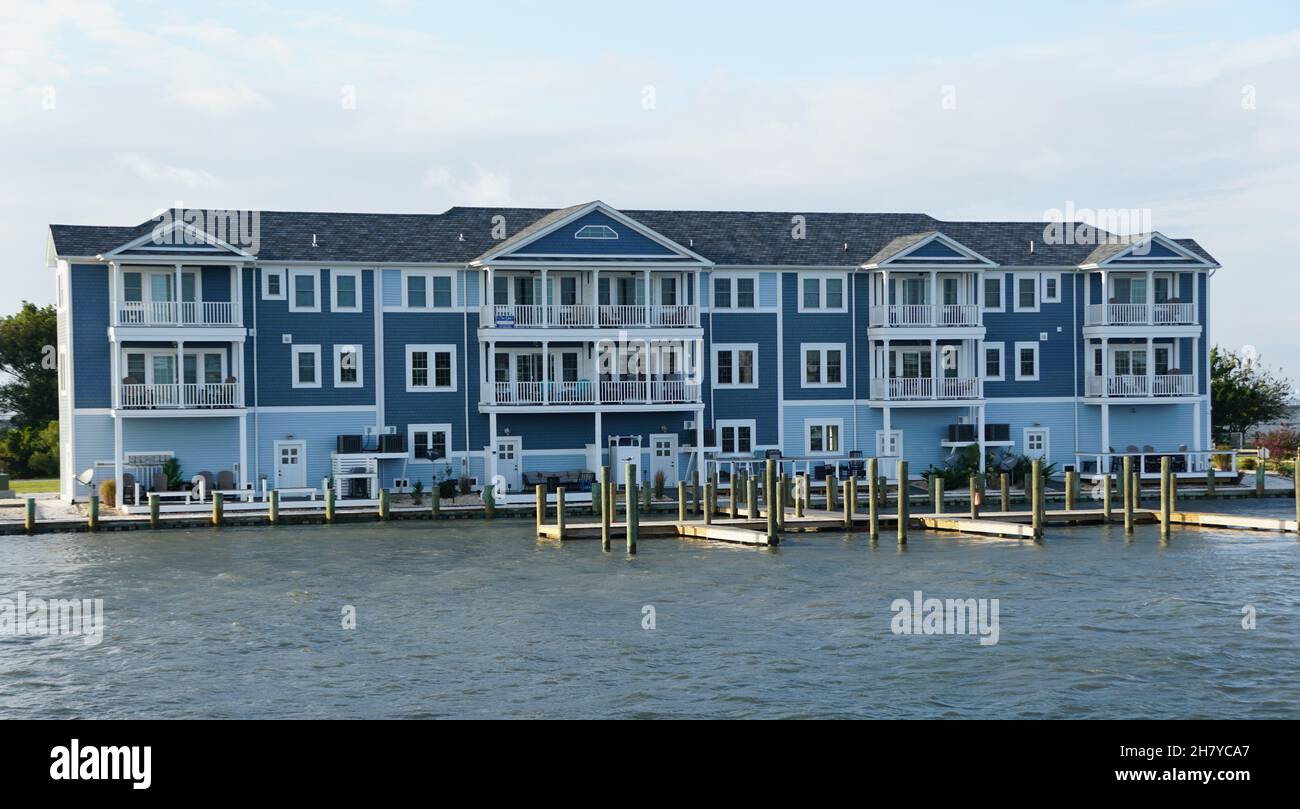Chincoteague, Virginia U.S.A - 21 settembre 2021 - la vista degli appartamenti sul lungomare vicino alla baia Foto Stock