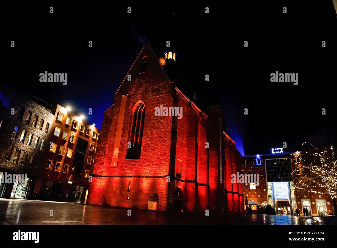 Nijmegen, Paesi Bassi. 25 Nov 2021. La Cappella di Marienburg si distingue tra gli edifici circostanti, essendo illuminata da luci arancioni. La campagna Orange the World, una campagna mondiale per porre fine alla violenza contro le donne, è iniziata oggi. Gli edifici nei Paesi Bassi erano illuminati da luci arancioni. Orange è il colore designato che il Segretario Generale delle Nazioni Unite si unisce entro il 2030 per porre fine alla campagna contro la violenza contro le donne (campagna Unite). Credit: SOPA Images Limited/Alamy Live News Foto Stock