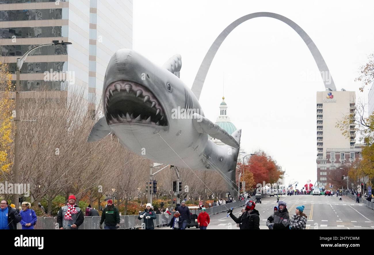 St. Louis, Stati Uniti. 25 Nov 2021. Una mongolfiera di squalo viene trascinata in Market Street durante la Parata del giorno del Ringraziamento di St. Louis a St. Louis giovedì 25 novembre 2021. Foto di Bill Greenblatt/UPI Credit: UPI/Alamy Live News Foto Stock