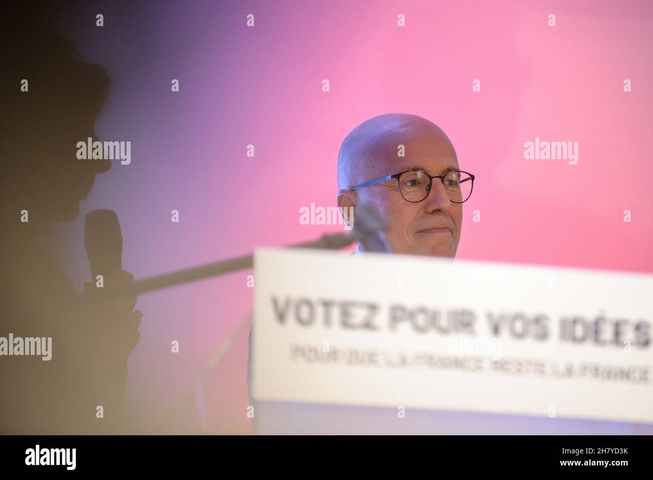 Marsiglia, Francia. 24 novembre 2021. Eric Ciotti è in piedi sul podio prima di iniziare a tenere il suo discorso durante un incontro a PACA (una regione amministrativa nel sud-est della Francia).Eric Ciotti sta correndo come candidato ufficiale sotto un partito conservatore nelle prossime elezioni presidenziali francesi nel 2022. Egli rappresenterà la destra dei repubblicani Les. (Foto di Laurent Coust/SOPA Images/Sipa USA) Credit: Sipa USA/Alamy Live News Foto Stock