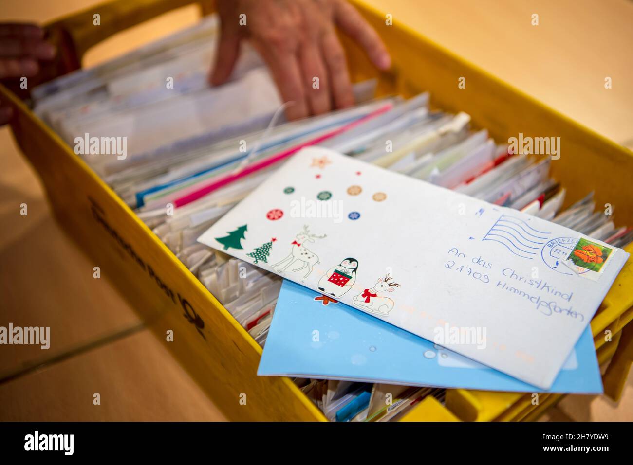 Himmelpforten, Germania. 25 Nov 2021. Gli assistenti all'ufficio postale di Christkind rispondono alle liste dei desideri e alle lettere dei bambini all'ufficio postale di Natale. I volontari dei tre uffici postali di Natale della bassa Sassonia hanno iniziato a rispondere alle lettere questa settimana. (A dpa 'gli uffici postali di Natale in bassa Sassonia rispondono alle lettere dei bambini') Credit: Sina Schuldt/dpa/Alamy Live News Foto Stock