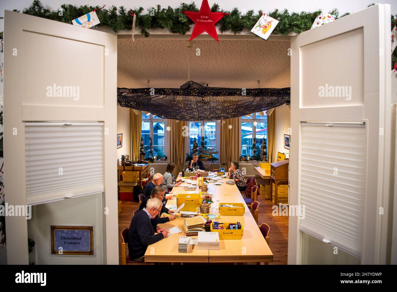Himmelpforten, Germania. 25 Nov 2021. Gli assistenti all'ufficio postale di Christkind rispondono alle liste dei desideri e alle lettere dei bambini all'ufficio postale di Natale. I volontari dei tre uffici postali di Natale della bassa Sassonia hanno iniziato a rispondere alle lettere questa settimana. (A dpa 'gli uffici postali di Natale in bassa Sassonia rispondono alle lettere dei bambini') Credit: Sina Schuldt/dpa/Alamy Live News Foto Stock