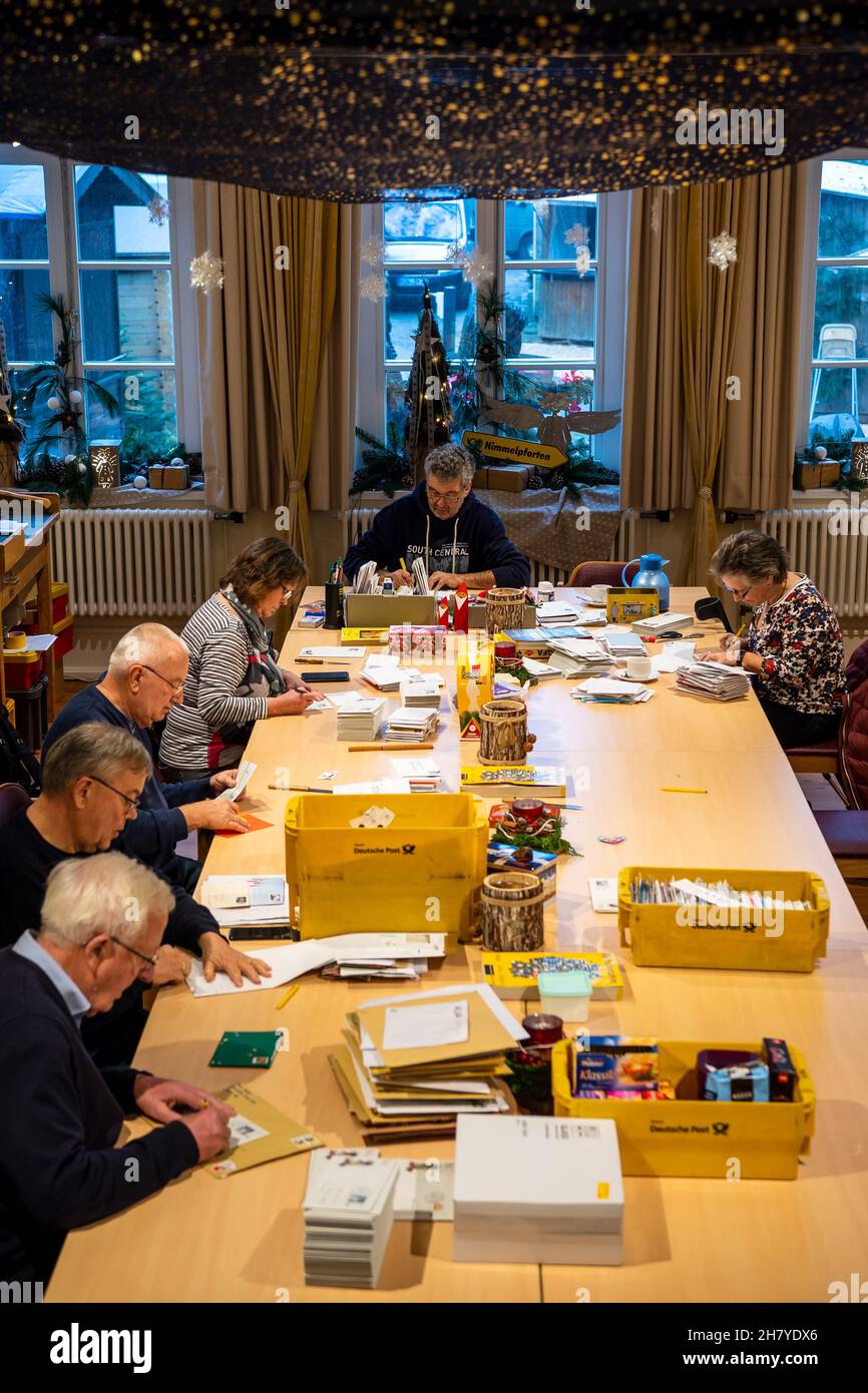 Himmelpforten, Germania. 25 Nov 2021. Gli assistenti all'ufficio postale di Christkind rispondono alle liste dei desideri e alle lettere dei bambini all'ufficio postale di Natale. I volontari dei tre uffici postali di Natale della bassa Sassonia hanno iniziato a rispondere alle lettere questa settimana. (A dpa 'gli uffici postali di Natale in bassa Sassonia rispondono alle lettere dei bambini') Credit: Sina Schuldt/dpa/Alamy Live News Foto Stock
