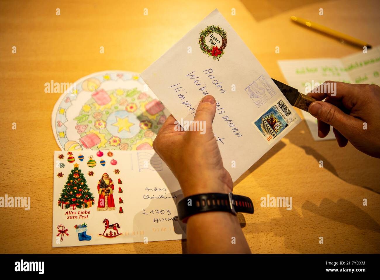 Himmelpforten, Germania. 25 Nov 2021. Gli assistenti all'ufficio postale di Christkind rispondono alle liste dei desideri e alle lettere dei bambini all'ufficio postale di Natale. I volontari dei tre uffici postali di Natale della bassa Sassonia hanno iniziato a rispondere alle lettere questa settimana. (A dpa 'gli uffici postali di Natale in bassa Sassonia rispondono alle lettere dei bambini') Credit: Sina Schuldt/dpa/Alamy Live News Foto Stock