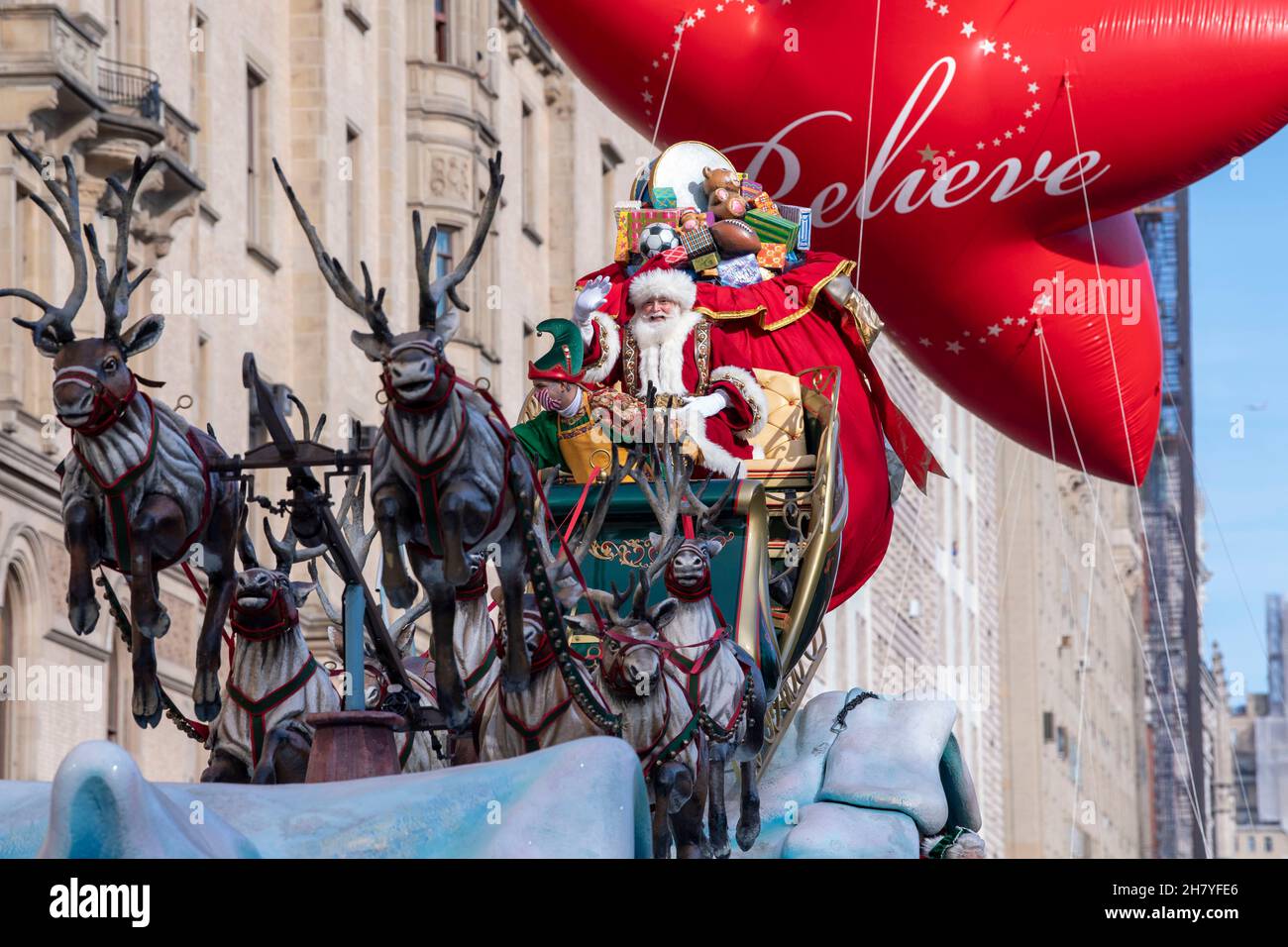 NEW YORK, NY - NOVEMBRE 25: Elf e Babbo Natale visti sul galleggiante Santas Sleigh durante la 95esima Parata annuale del giorno del Ringraziamento di Macy il 25 Novembre 2021 a New York City. Foto Stock