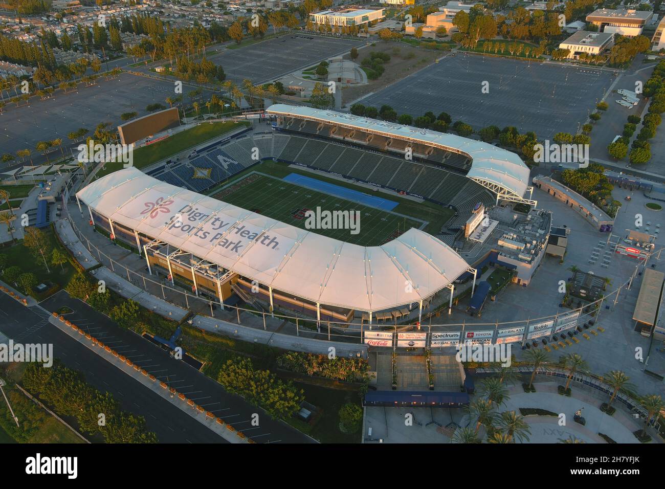 Una vista aerea dei logo della San Diego state Aztechi e della Mountain West Conference sul campo di calcio al Dignity Health Sports Park, giovedì 25 novembre Foto Stock