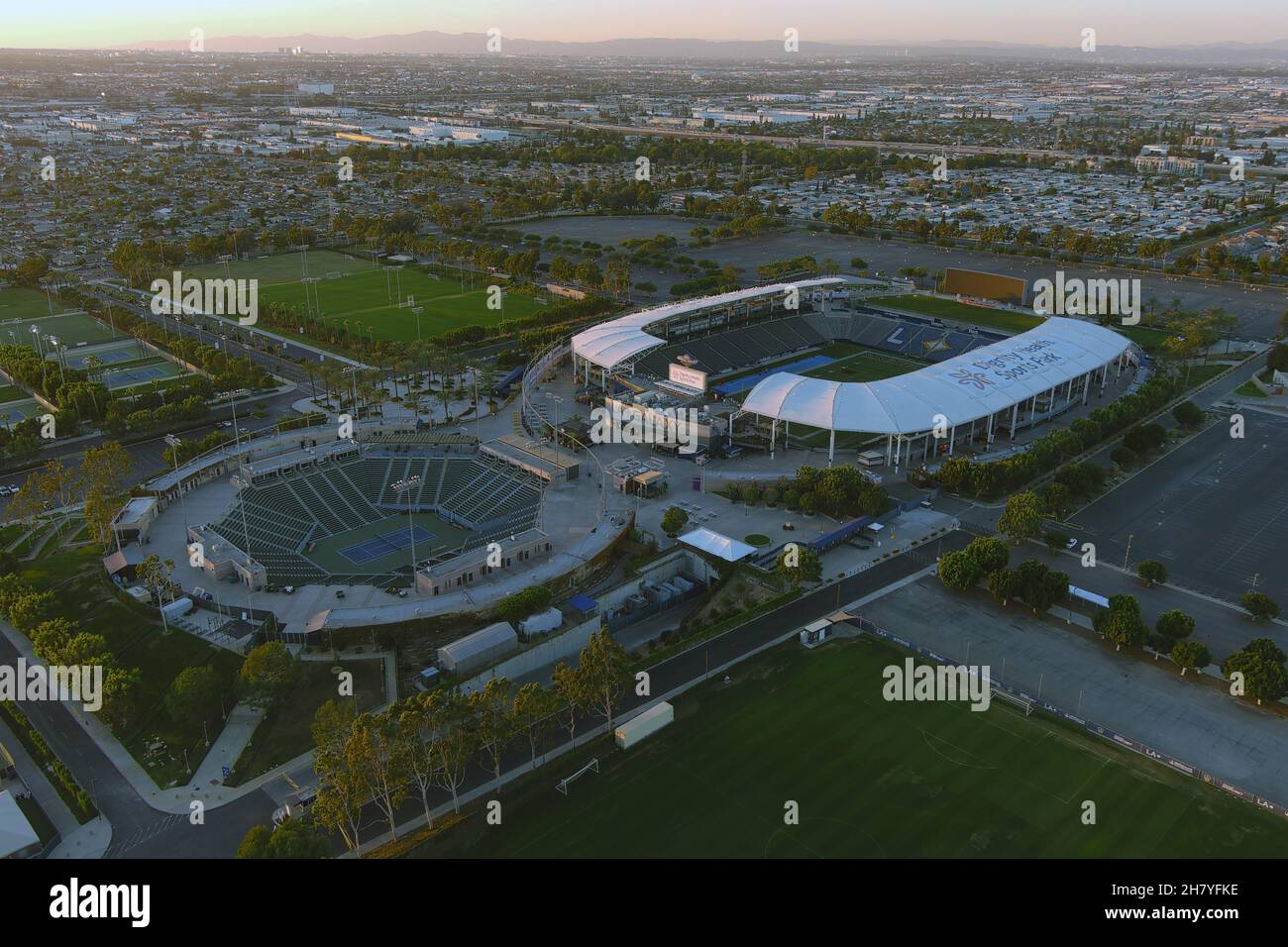 Una visione aerea degli stadi di calcio e tennis del Dignity Health Sports Park, giovedì 25 novembre 2021, a Carson, Calif. DSHP, precedentemente noto come StubHu Foto Stock