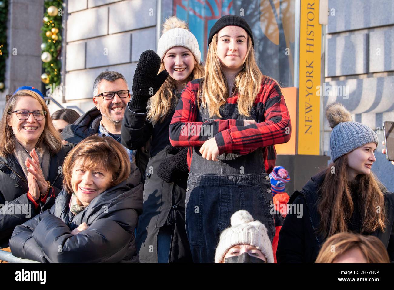 NEW YORK, NY - NOVEMBRE 25: Spettatori che guardano la 95esima Parata annuale del giorno del Ringraziamento di Macy il 25 Novembre 2021 a New York City. Foto Stock