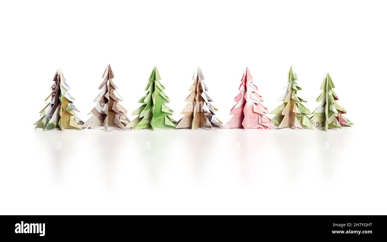 Alberi di Natale Origami fatti di soldi di carta. Alberi di Natale in miniatura piegati con falsa valuta canadese. Artigianato sfondo di vacanza o albero di Natale corto Foto Stock