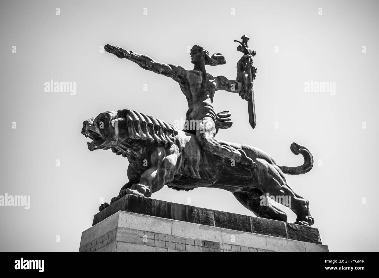 Monumento della vittoria dell'epoca sovietica nella città di Gori. Shida Kartli, Georgia. Bianco e nero. Foto Stock