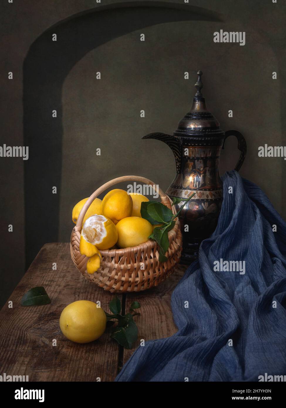 Ancora vita con limoni e caraffa di rame Foto Stock