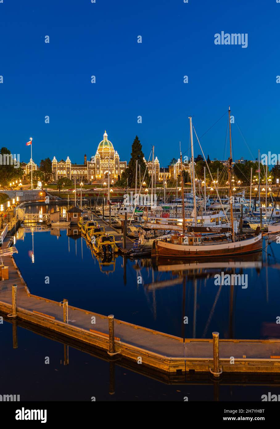 Bellissimo porto interno di Victoria notte foto. Parlamento legislatura edificio con illuminazione luce Victoria BC Foto Stock