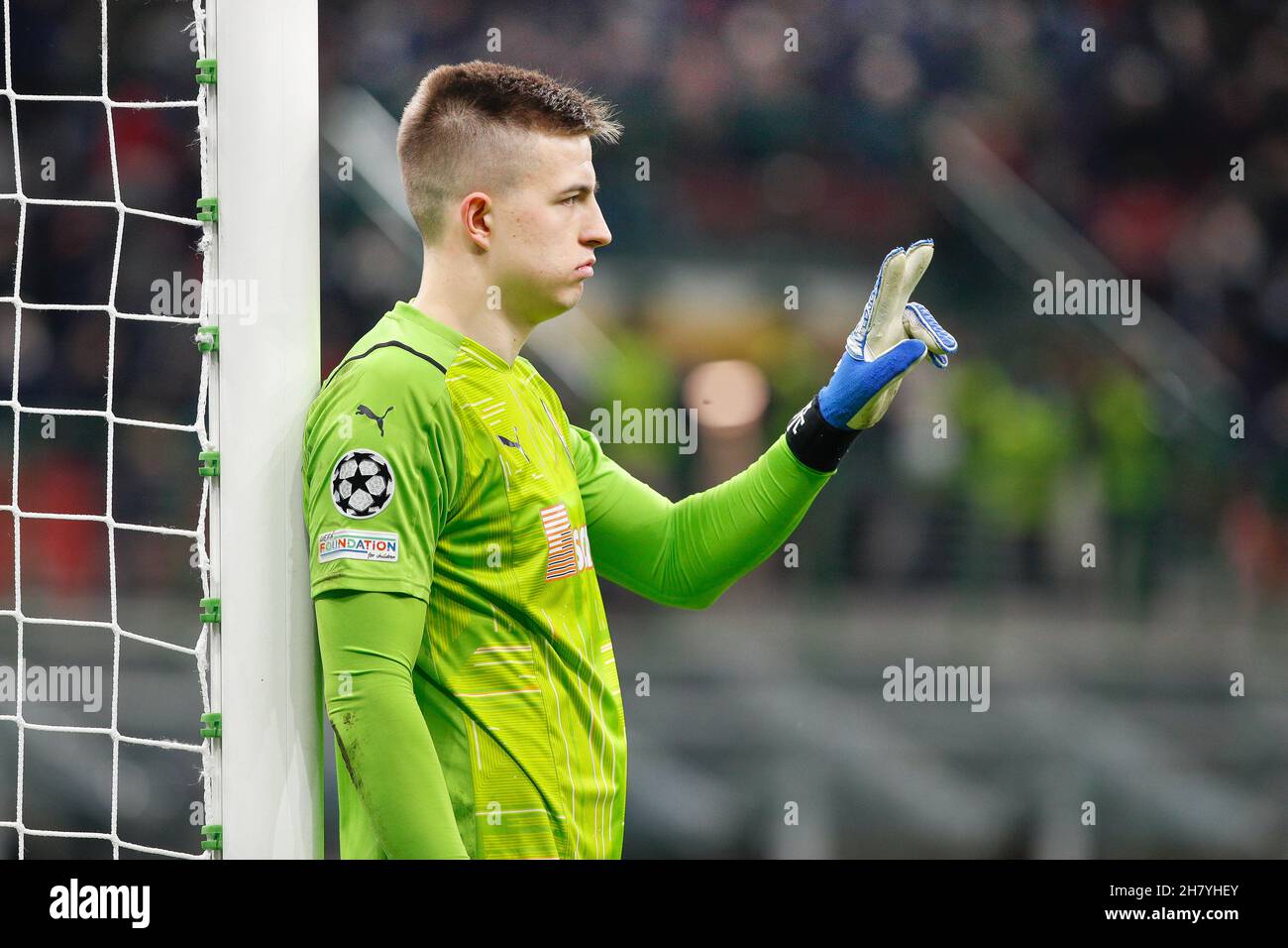 Milano, Italia. 24 novembre 2021. Italia, Milano, nov 24 2021: Anatolii Trubin (portiere di Shakhtar) dà consigli per il muro nella prima metà durante la partita di calcio FC INTER vs SHAKHTAR DONETSK, UCL 2021-2022 day5, stadio San Siro (Foto di Fabrizio Andrea Bertani/Pacific Press) Credit: Pacific Press Media Production Corp./Alamy Live News Foto Stock