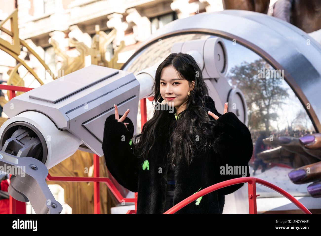 New York, New York, Stati Uniti. 25 Nov 2021. Atmosfera durante la 95th Macy's Thanksgiving Day Parade lungo Central Park West. Dopo una versione ridotta della sfilata si è tenuta nel 2020 a causa della pandemia del 95° Macy's Thanksgiving Day Parade del COVID-19, che ha visto migliaia di partecipanti e di speculatori che osservavano lungo il percorso. I membri di K-Pop AESPA partecipano alla sfilata. (Credit Image: © Lev Radin/Pacific Press via ZUMA Press Wire) Foto Stock