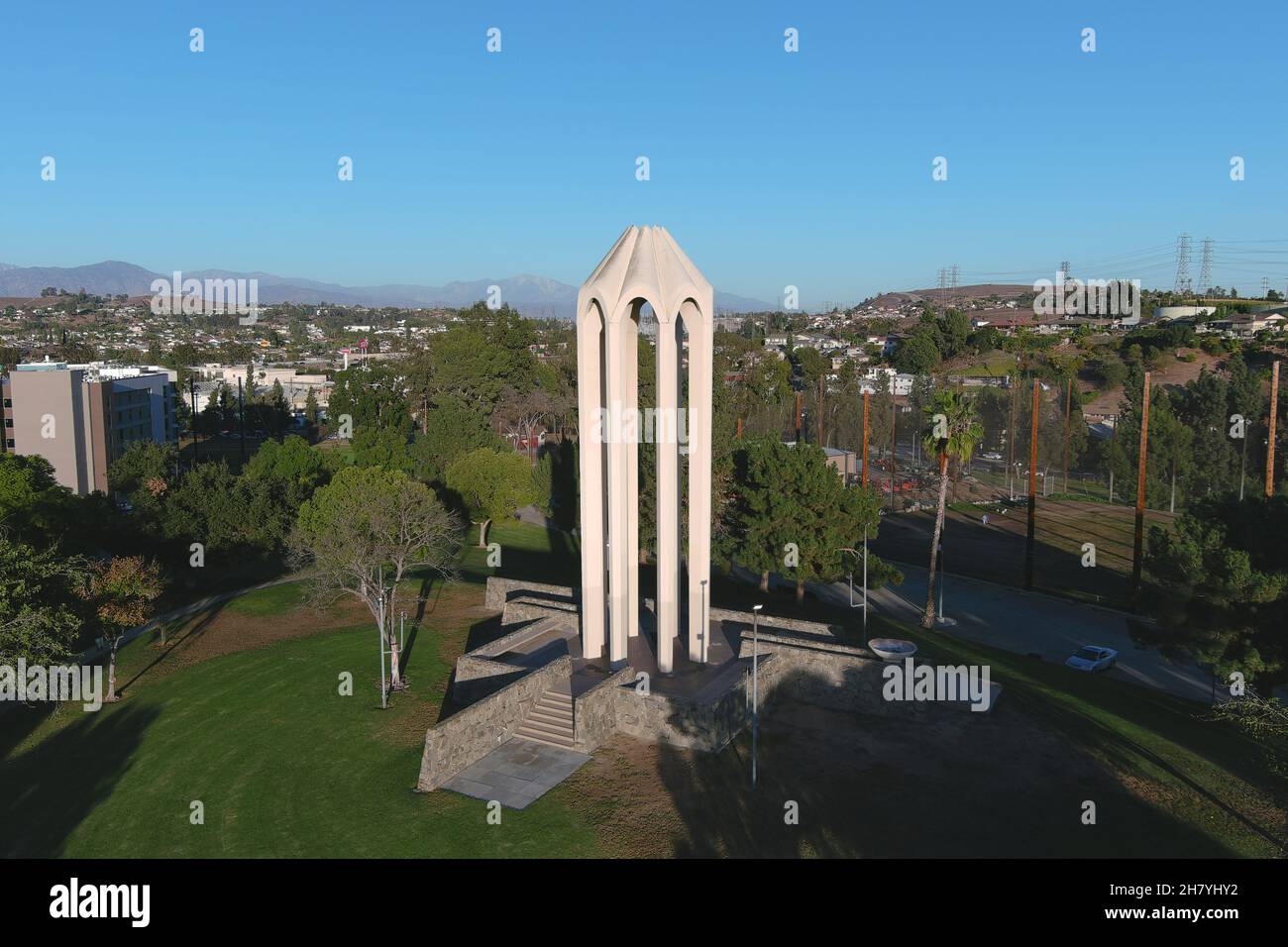 Vista aerea del Monumento dei Martiri del genocidio armeno al Parco Bicknell, giovedì 25 novembre 2021, a Montebello, Calif. La struttura, svelata in Un Foto Stock