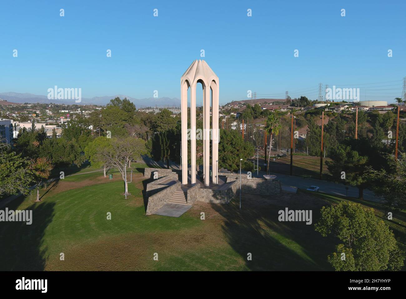 Vista aerea del Monumento dei Martiri del genocidio armeno al Parco Bicknell, giovedì 25 novembre 2021, a Montebello, Calif. La struttura, svelata in Un Foto Stock