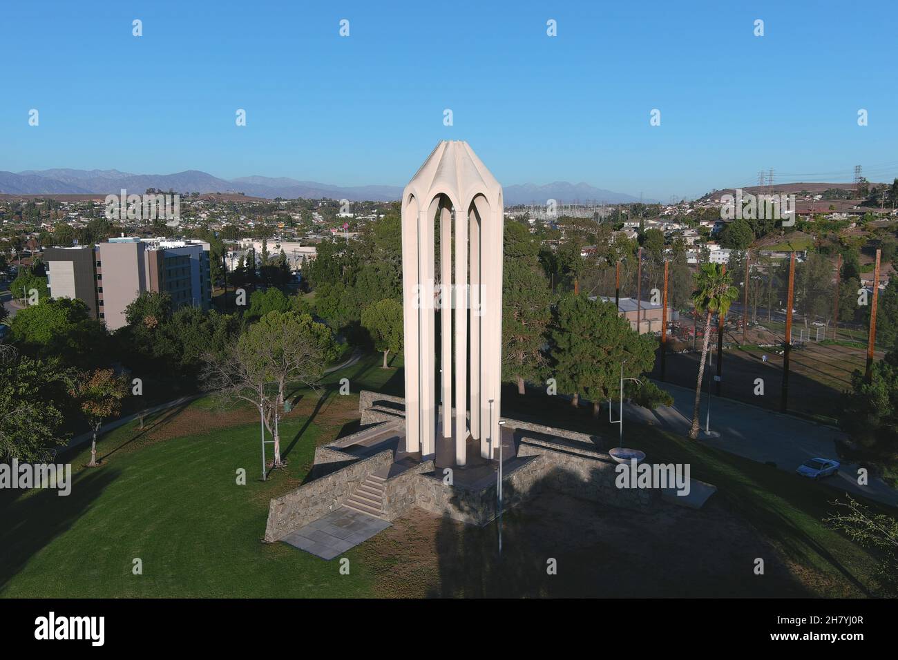 Vista aerea del Monumento dei Martiri del genocidio armeno al Parco Bicknell, giovedì 25 novembre 2021, a Montebello, Calif. La struttura, svelata in Un Foto Stock