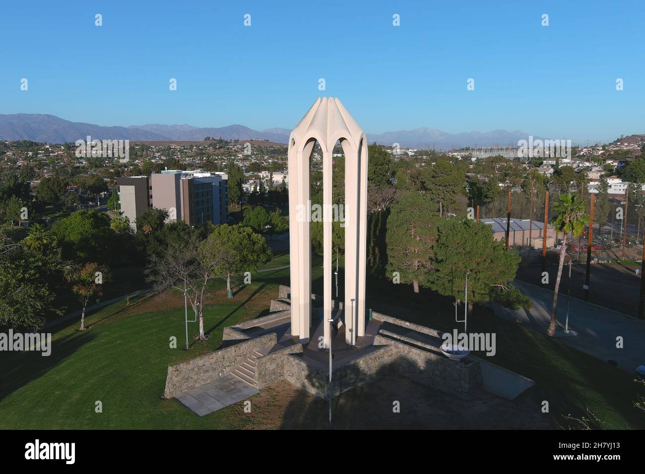 Vista aerea del Monumento dei Martiri del genocidio armeno al Parco Bicknell, giovedì 25 novembre 2021, a Montebello, Calif. La struttura, svelata in Un Foto Stock