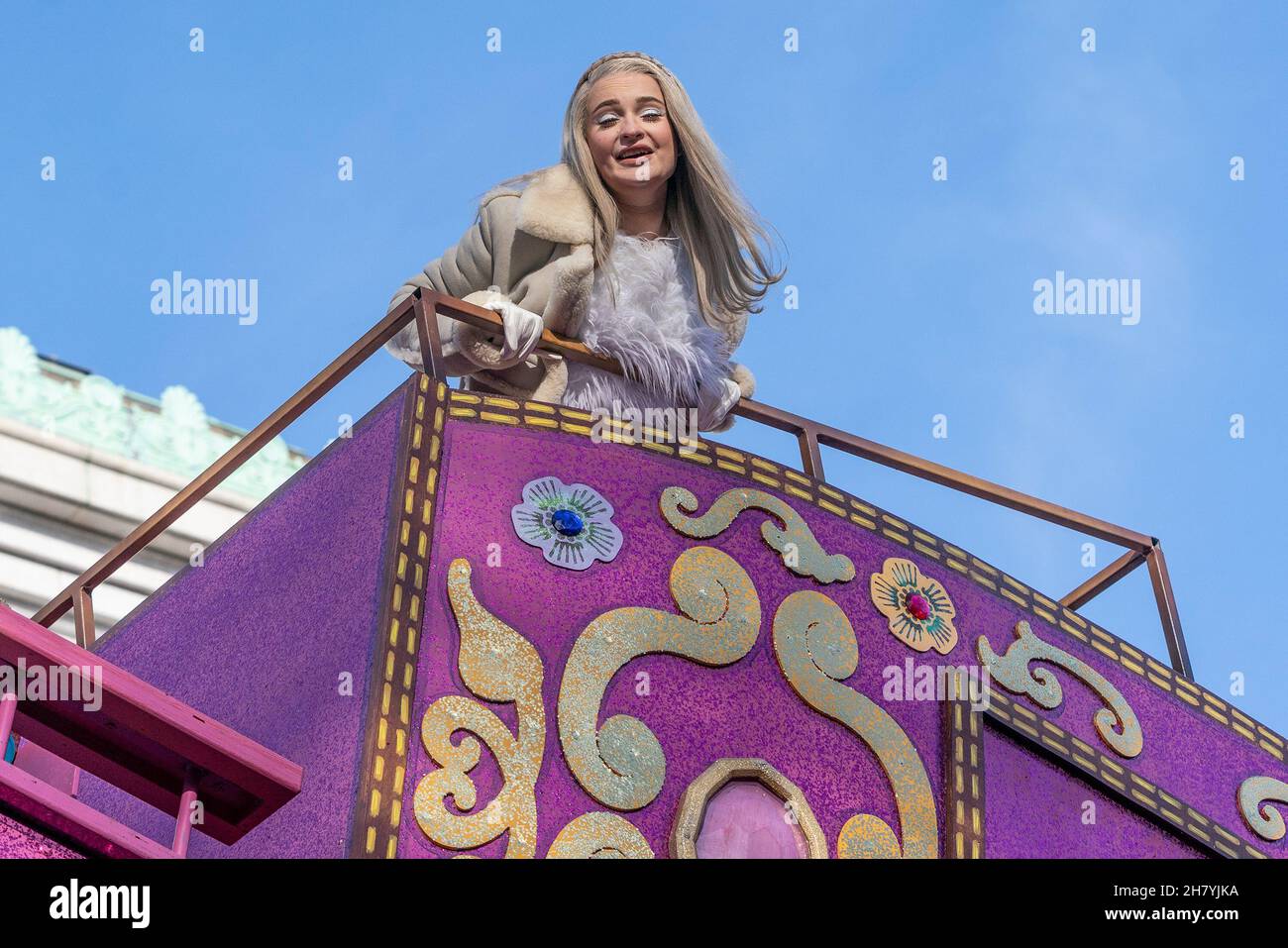 New York, New York, Stati Uniti. 25 Nov 2021. Atmosfera durante la 95th Macy's Thanksgiving Day Parade lungo Central Park West. Dopo una versione ridotta della sfilata si è tenuta nel 2020 a causa della pandemia del 95° Macy's Thanksgiving Day Parade del COVID-19, che ha visto migliaia di partecipanti e di speculatori che osservavano lungo il percorso. Il musicista Kim Petras partecipa alla sfilata. (Credit Image: © Lev Radin/Pacific Press via ZUMA Press Wire) Foto Stock