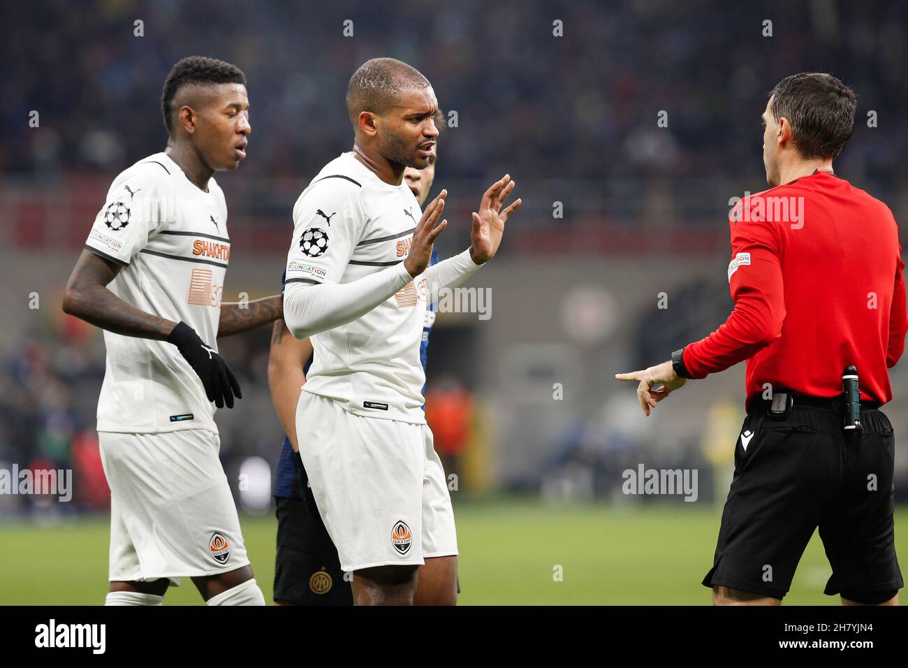 Milano, Italia. 24 novembre 2021. Italia, Milano, nov 24 2021: Marlon Santos (difensore di Shakhtar) sconvolto per una chiamata arbitro nella prima metà durante la partita di calcio FC INTER vs SHAKHTAR DONETSK, UCL 2021-2022 day5, stadio San Siro (Credit Image: © Fabrizio Andrea Bertani/Pacific Press via ZUMA Press Wire) Foto Stock