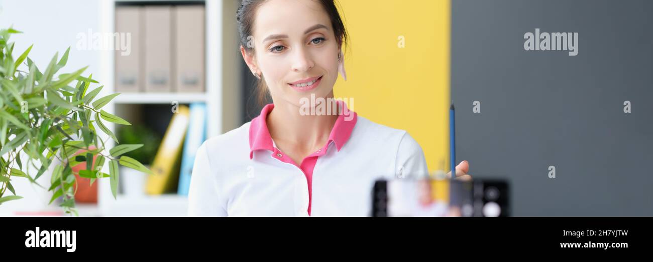 La giovane mentore conduce la formazione in linea remota Foto Stock