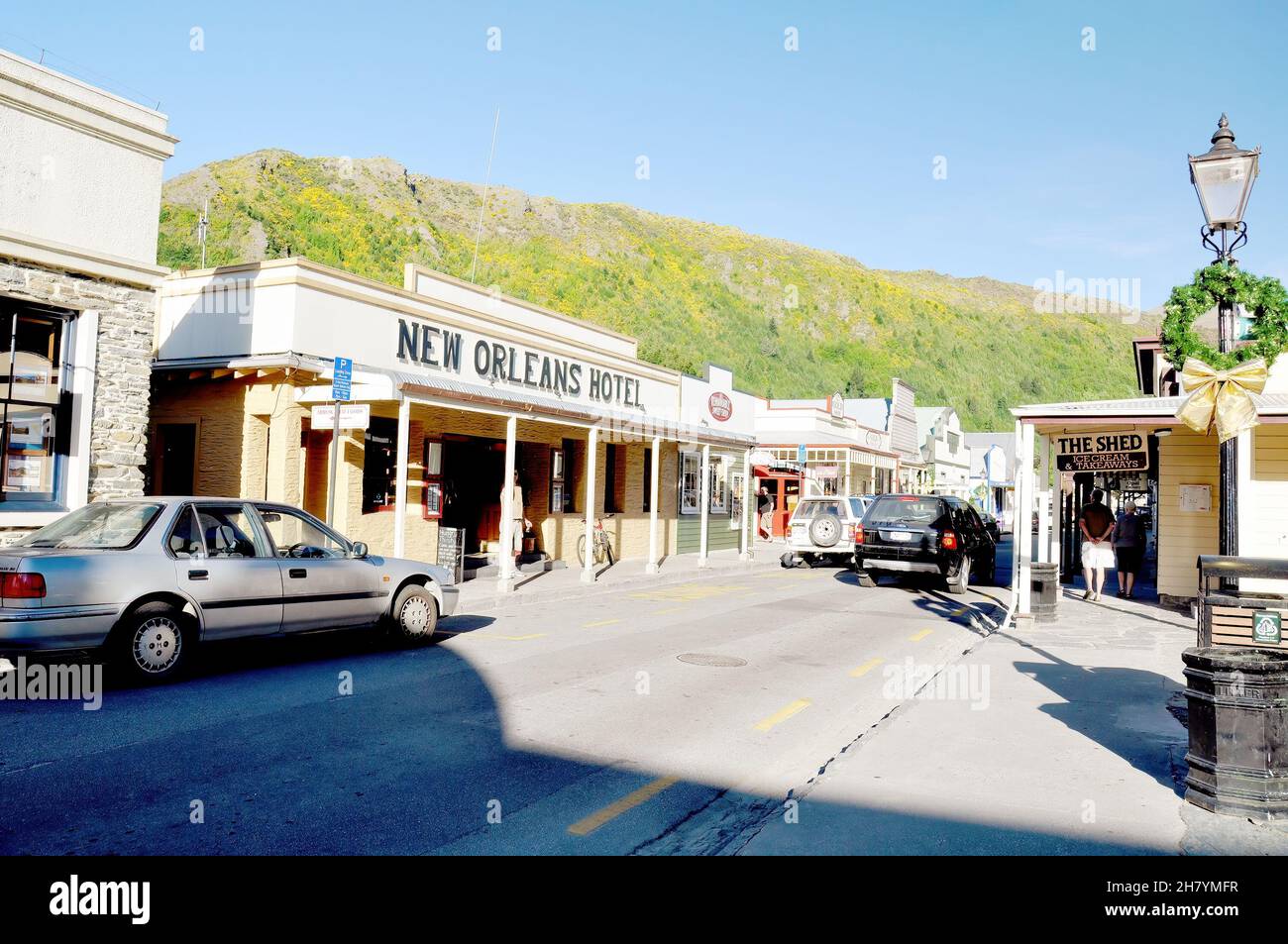 Linea di vecchi negozi in Arrowtown. Arrowtown è una storica città mineraria dell'oro nella regione di Otago dell'Isola del Sud, Nuova Zelanda. Preso in Arrowtown nuovo Foto Stock