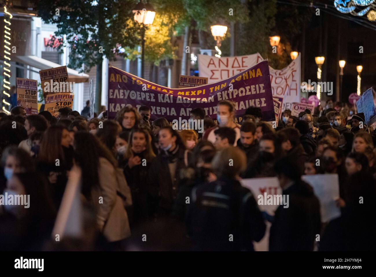 Atene, Grecia. 25 Nov 2021. I manifestanti hanno striscioni e cartelli e marciano gridando slogan contro la violenza di genere. Migliaia di persone sono scese in piazza in occasione della Giornata Internazionale per l'eliminazione della violenza contro le donne. (Credit Image: © Nikolas Georgiou/ZUMA Press Wire) Foto Stock