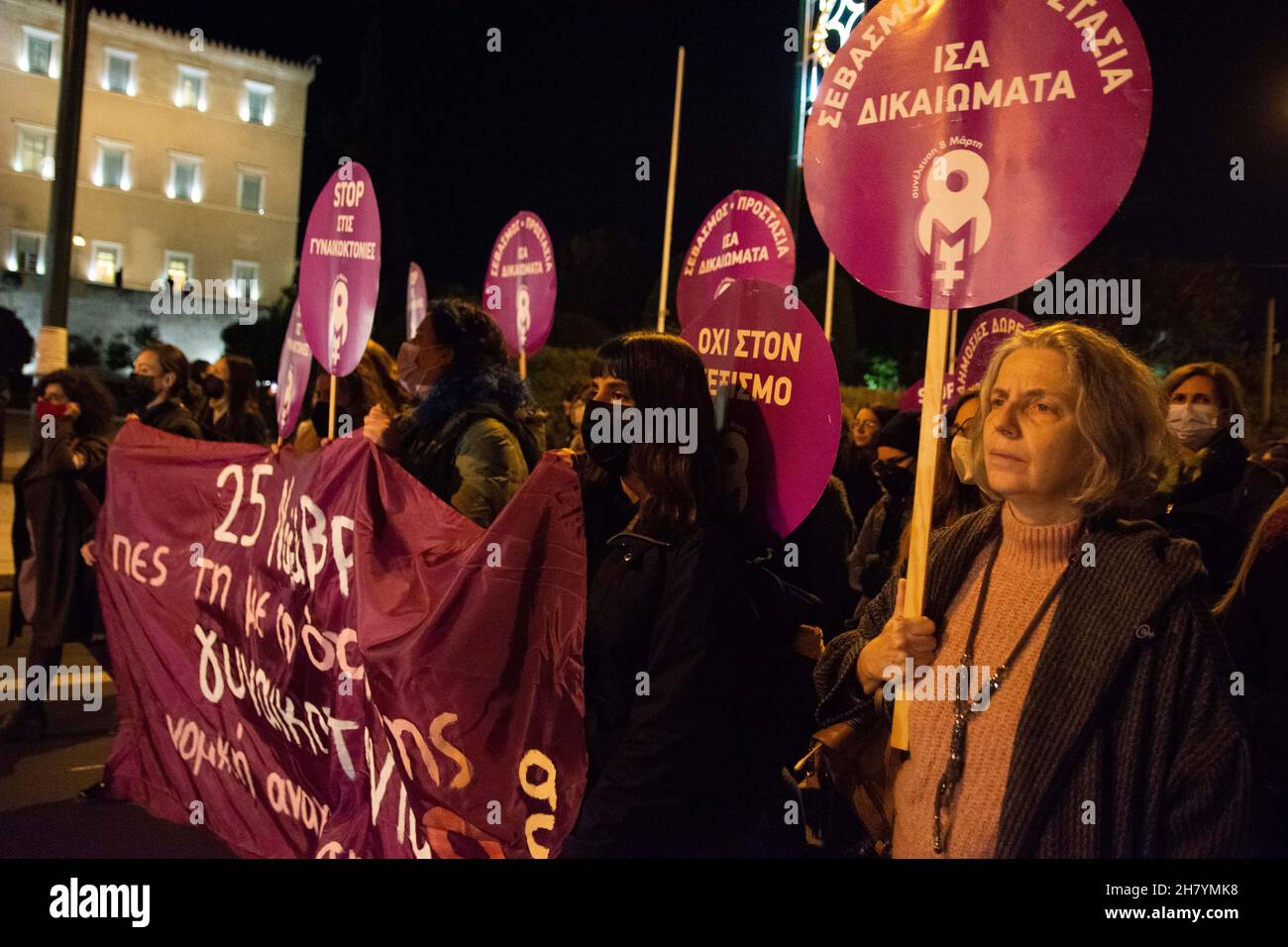 Atene, Grecia. 25 Nov 2021. I manifestanti hanno striscioni e cartelli e marciano gridando slogan contro la violenza di genere. Migliaia di persone sono scese in piazza in occasione della Giornata Internazionale per l'eliminazione della violenza contro le donne. (Credit Image: © Nikolas Georgiou/ZUMA Press Wire) Foto Stock