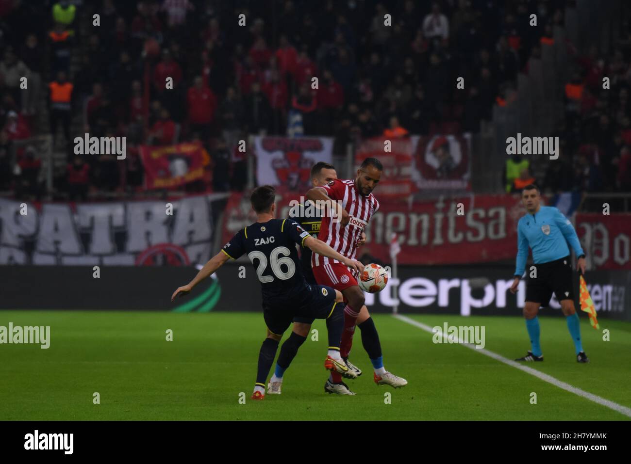 Atene, Attiki, Grecia. 25 Nov 2021. Youssef El-Arabi (no 11) di Olympiacos cerca di evitare la pressione da parte dei giocatori di Fenerbahe. (Credit Image: © Dimitrios Karvountzis/Pacific Press via ZUMA Press Wire) Foto Stock