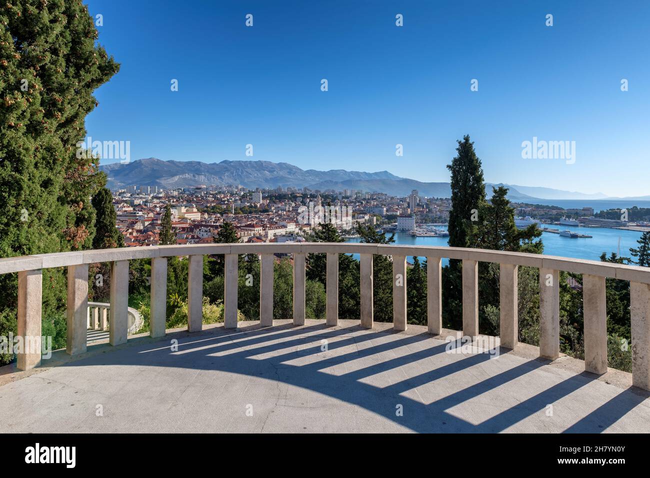 Bella terrazza punto di vista a Marjan bella vista aerea della città vecchia di Spalato, Dalmazia, Croazia Foto Stock