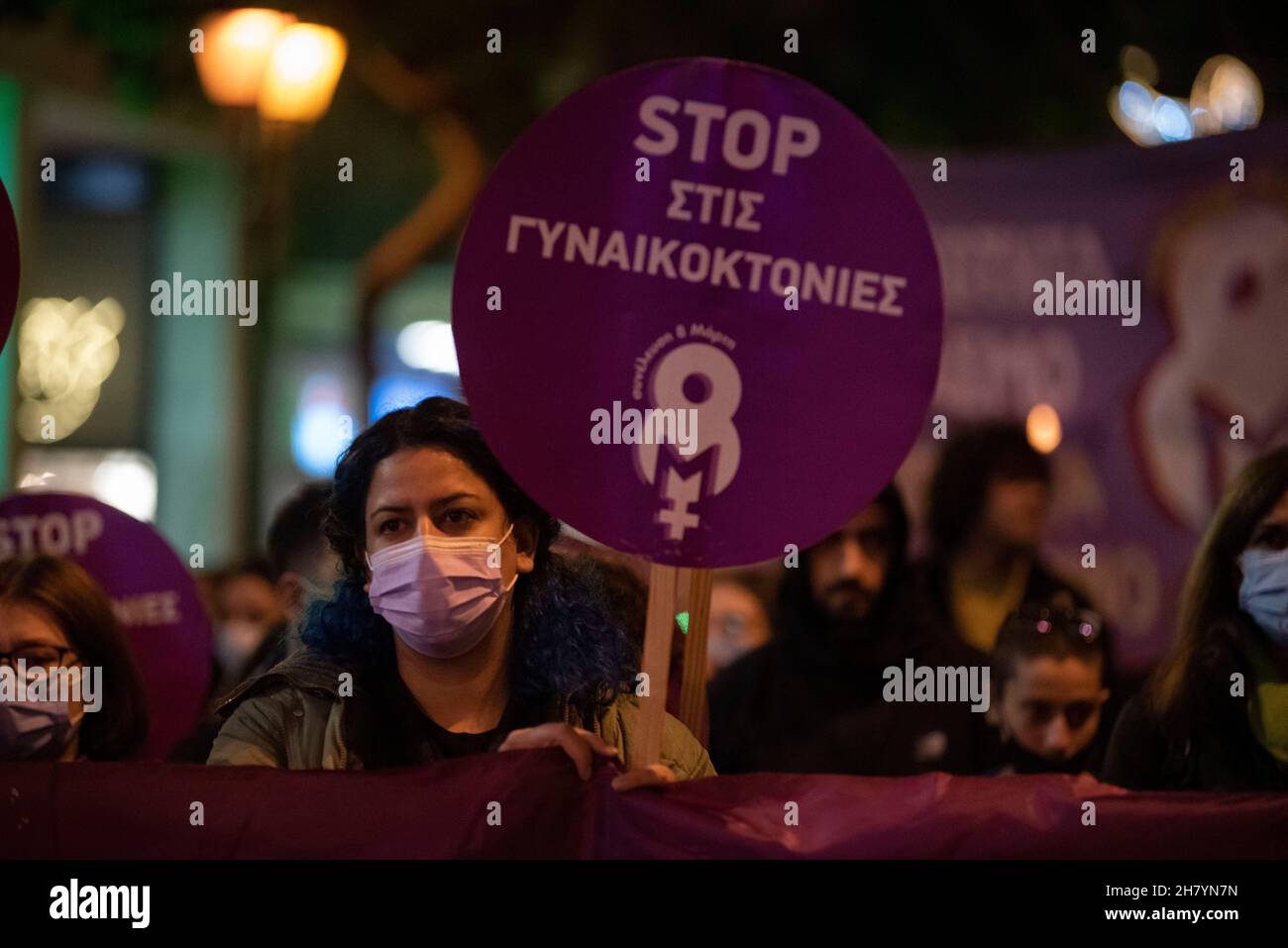 Atene, Grecia. 25 Nov 2021. I manifestanti hanno striscioni e cartelli e marciano gridando slogan contro la violenza di genere. Migliaia di persone sono scese in piazza in occasione della Giornata Internazionale per l'eliminazione della violenza contro le donne. (Credit Image: © Nikolas Georgiou/ZUMA Press Wire) Foto Stock