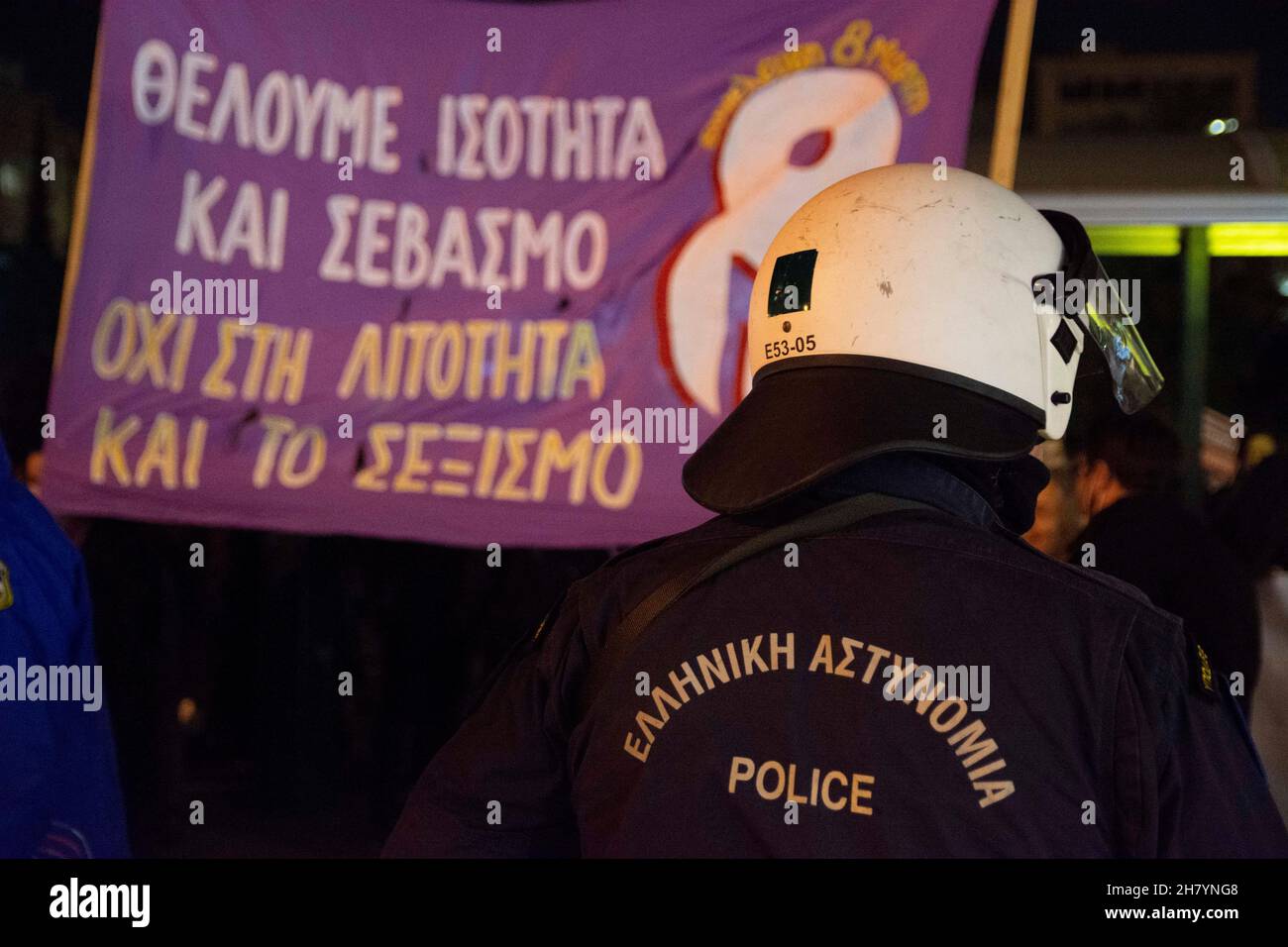 Atene, Grecia. 25 Nov 2021. I manifestanti hanno striscioni e cartelli e marciano gridando slogan contro la violenza di genere. Migliaia di persone sono scese in piazza in occasione della Giornata Internazionale per l'eliminazione della violenza contro le donne. (Credit Image: © Nikolas Georgiou/ZUMA Press Wire) Foto Stock