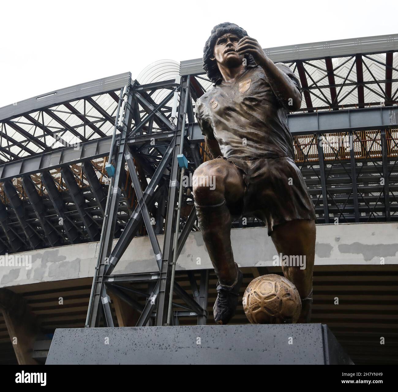 Napoli, Italia. 25 Nov 2021. Una statua dell'icona del calcio argentino Diego Maradona è vista di fronte allo stadio Diego Armando Maradona nel primo anniversario della sua morte a Napoli, Italia, 25 novembre 2021. Credit: Str/Xinhua/Alamy Live News Foto Stock