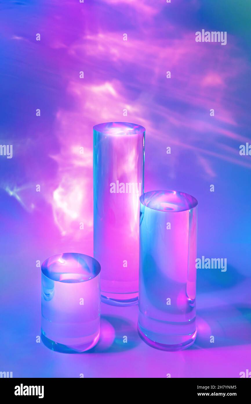 tre podi in vetro chiaro su sfondo rosa pastello Foto Stock